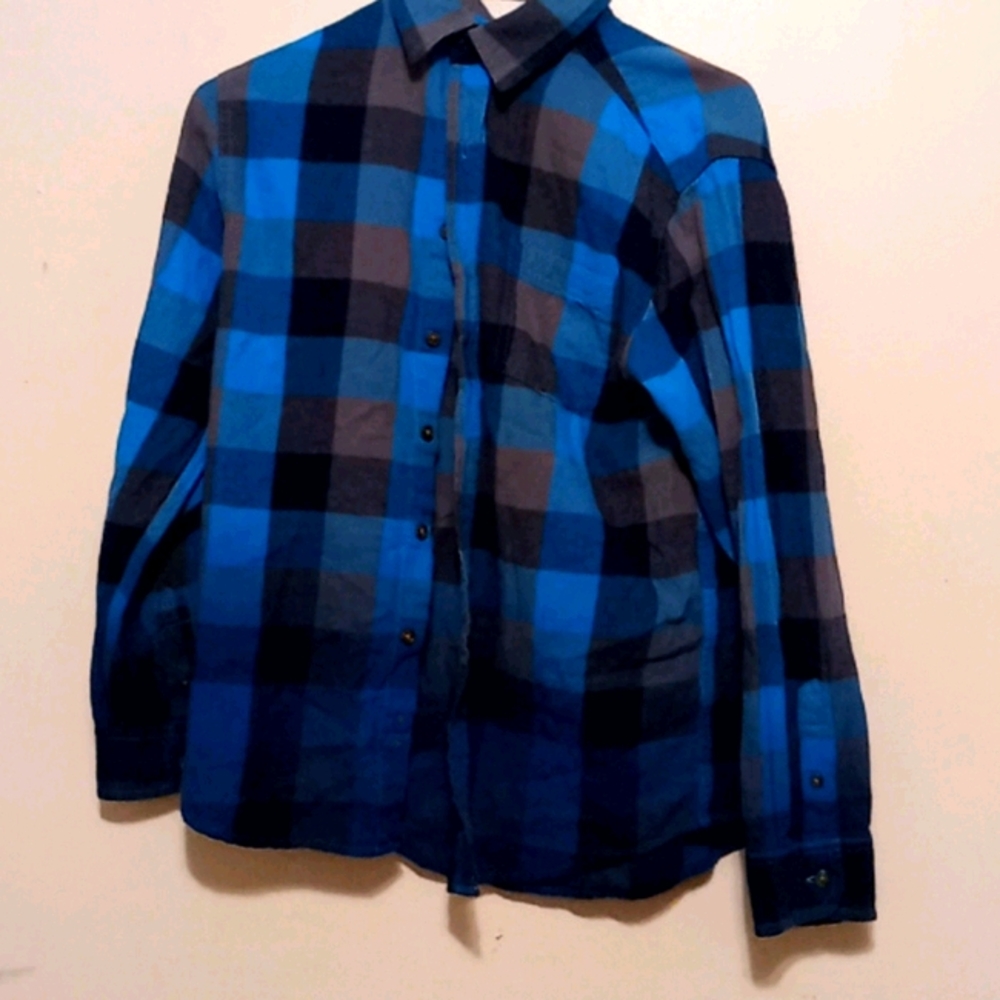 Blue to black gradient flannel.